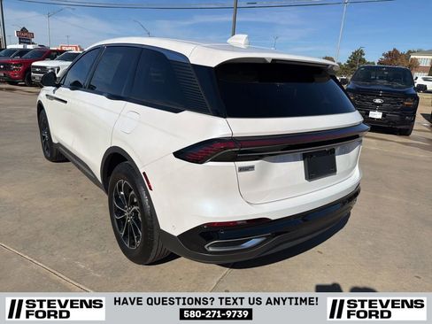 Used 2024 Lincoln Nautilus Premier image 7