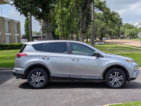 Used 2018 Toyota RAV4 LE image 4