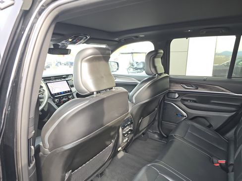 Used 2022 Jeep Grand Cherokee Overland image 18