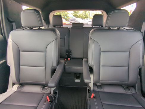 Used 2025 Chevrolet Traverse LT w/ Sun and Wheel Package FWD image 23