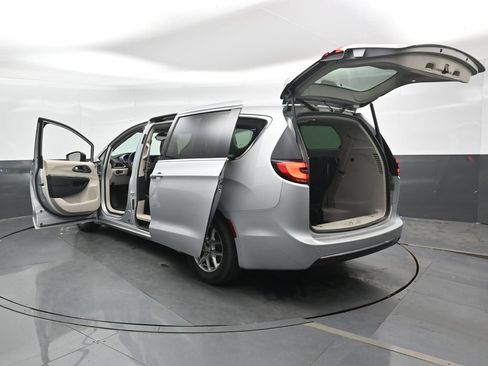 Used 2023 Chrysler Pacifica Touring-L FWD image 49