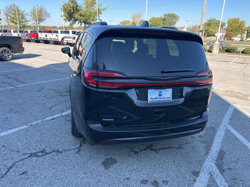 New 2026 Chrysler Pacifica Select image 24