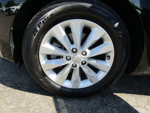 Used 2017 Kia Sedona EX FWD image 42