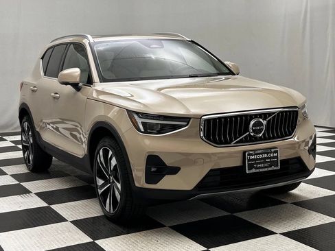 Used 2025 Volvo XC40 B5 Ultra AWD/4WD image 2