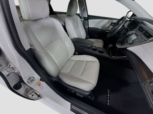 Used 2018 Toyota Avalon Limited image 18