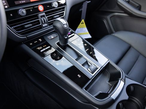 New 2026 Porsche Macan image 18