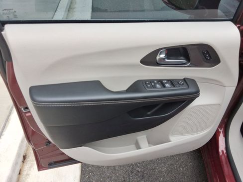 Used 2022 Chrysler Pacifica Touring-L image 21