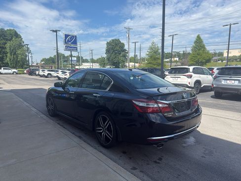 Used 2017 Honda Accord Touring image 5