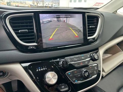 Certified 2023 Chrysler Pacifica Touring-L FWD image 19