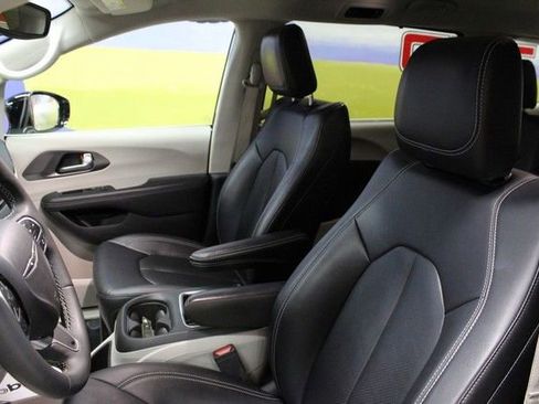 Used 2024 Chrysler Pacifica Touring-L FWD image 18