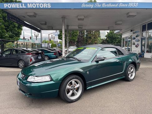 Used 2001 Ford Mustang Convertible RWD image 3