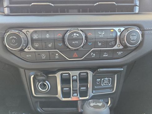 New 2026 Jeep Wrangler Unlimited Sahara AWD/4WD image 18