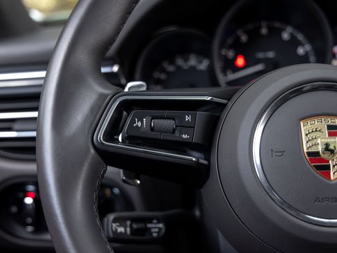 Certified 2025 Porsche Macan AWD/4WD image 30