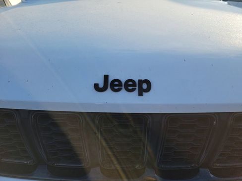 Used 2023 Jeep Grand Cherokee Altitude image 7