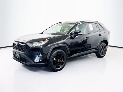 Used 2021 Toyota RAV4 XLE FWD image 3