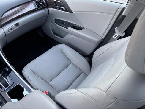Used 2017 Honda Accord Touring image 14