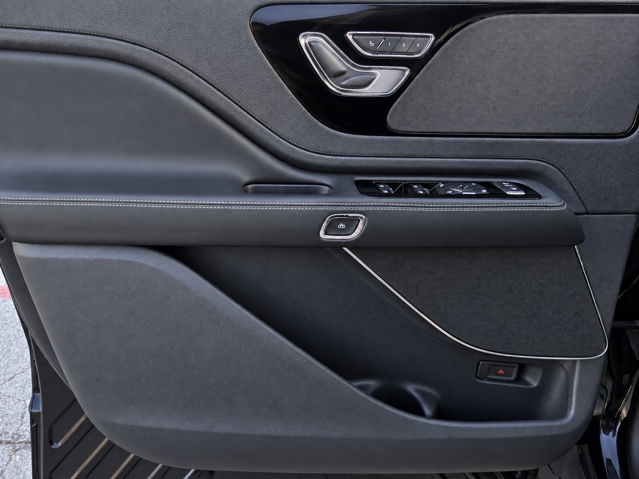 Used 2025 Lincoln Aviator AWD image 12