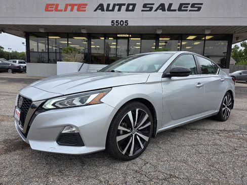 Used 2021 Nissan Altima 2.5 SR w/ SR Premium Package image 1