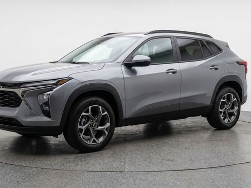 Used 2025 Chevrolet Trax LT FWD image 3