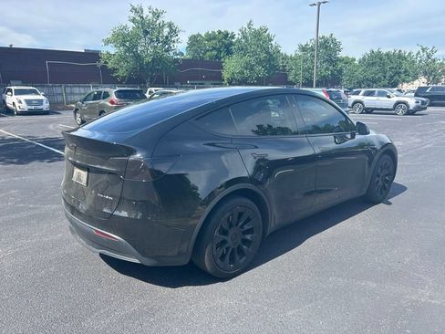 Used 2024 Tesla Model Y Long Range AWD/4WD image 3