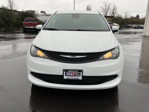 Used 2023 Chrysler Voyager LX image 8