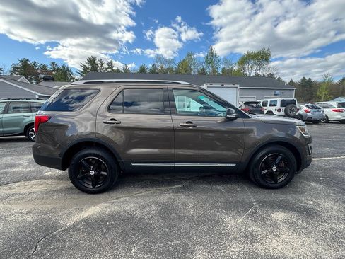 Used 2016 Ford Explorer XLT w/ Equipment Group 202A AWD/4WD image 10