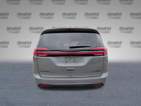 Used 2022 Chrysler Pacifica Limited w/ Uconnect Theater Family Group FWD image 8