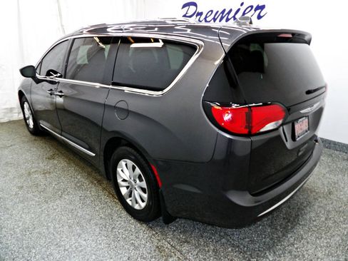 Used 2019 Chrysler Pacifica Touring-L FWD image 4
