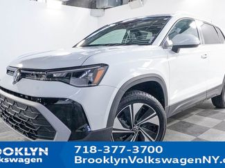 New 2025 Volkswagen Taos SE image 1