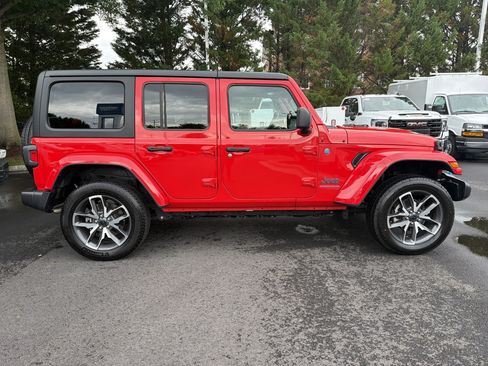 Used 2024 Jeep Wrangler Unlimited AWD/4WD image 11