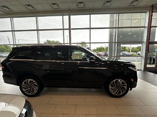 Certified 2025 Lincoln Navigator Reserve AWD/4WD image 4
