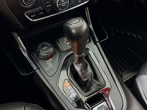 Used 2020 Jeep Cherokee Limited image 20