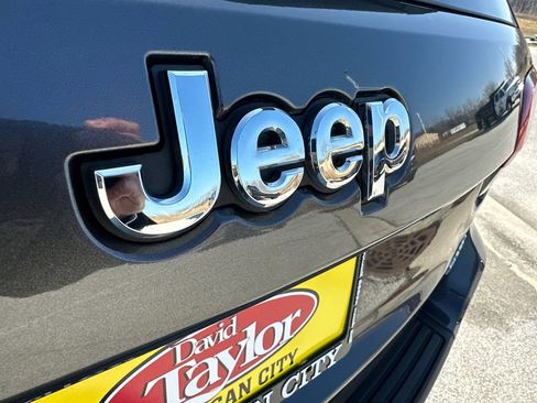 Used 2021 Jeep Grand Cherokee Laredo image 38