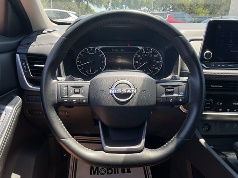 Used 2025 Nissan Rogue SV FWD image 30