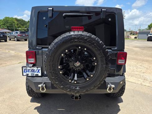 Used 2017 Jeep Wrangler Unlimited Rubicon w/ Connectivity Group AWD/4WD image 3