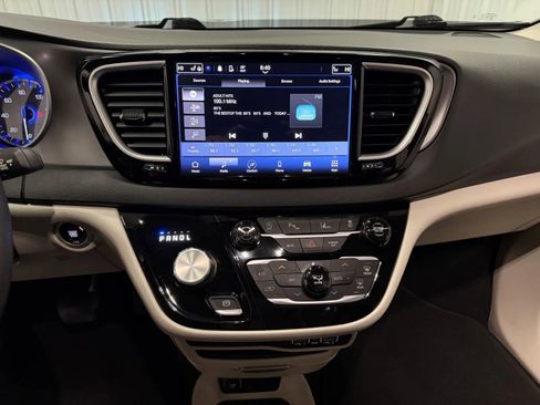 Used 2023 Chrysler Pacifica Touring-L image 28