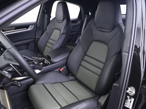 Used 2025 Porsche Cayenne Turbo GT image 5