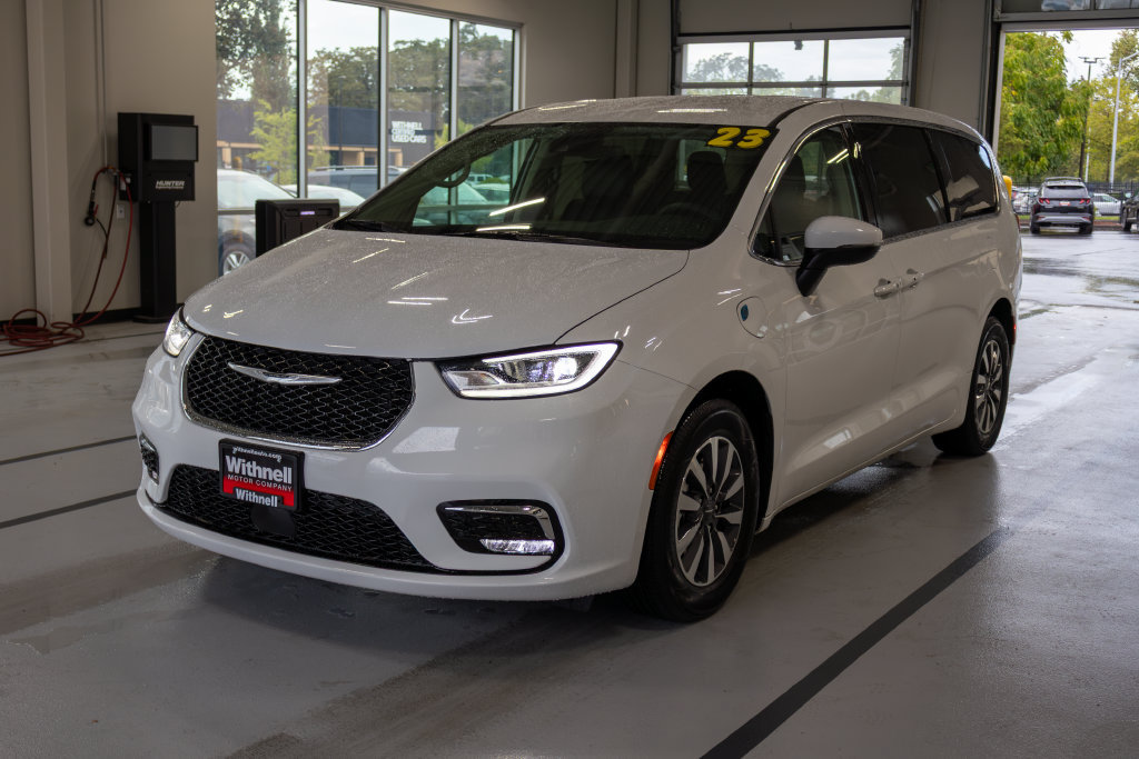 Used 2023 Chrysler Pacifica Touring-L FWD image 3