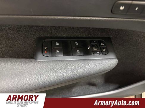 Used 2023 Volvo XC40 B5 Core w/ Convenience Package image 9