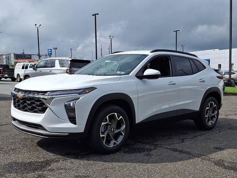 New 2026 Chevrolet Trax LT w/ Driver Confidence Package FWD image 2