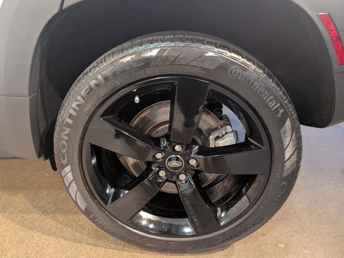 Used 2023 Land Rover Defender 110 SE image 9