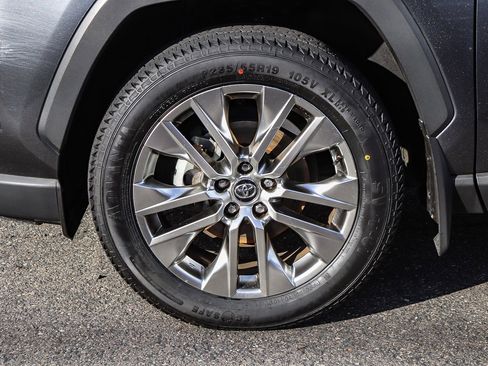 Used 2021 Toyota RAV4 XLE Premium image 12