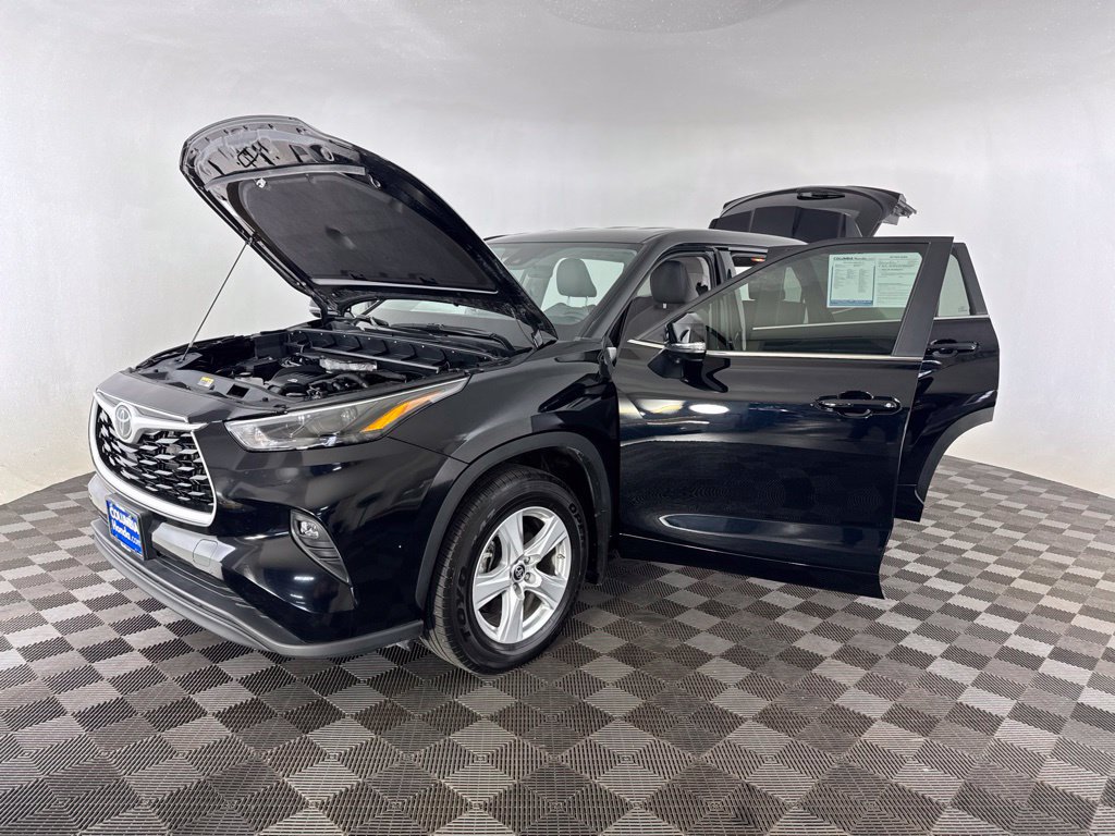 Used 2024 Toyota Highlander LE AWD/4WD image 15