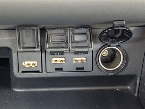 Used 2020 Toyota Highlander XLE image 28