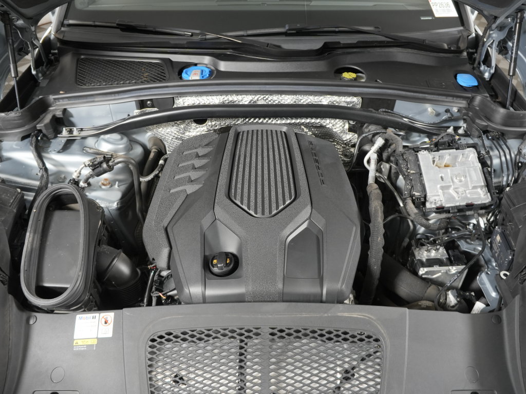 Certified 2023 Porsche Macan Turbo AWD/4WD image 42