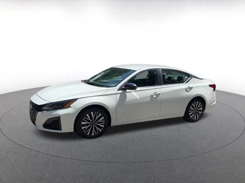 Used 2025 Nissan Altima 2.5 SV FWD image 8