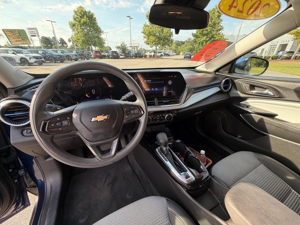Used 2024 Chevrolet Trax LT FWD image 18