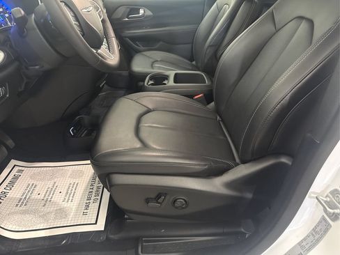 Used 2025 Chrysler Pacifica Select FWD image 29