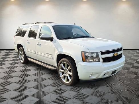 Used 2013 Chevrolet Suburban LT RWD image 3