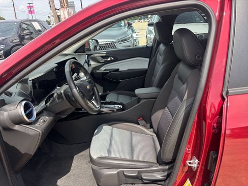 Used 2025 Chevrolet Trax LT w/ LT Convenience Package FWD image 25